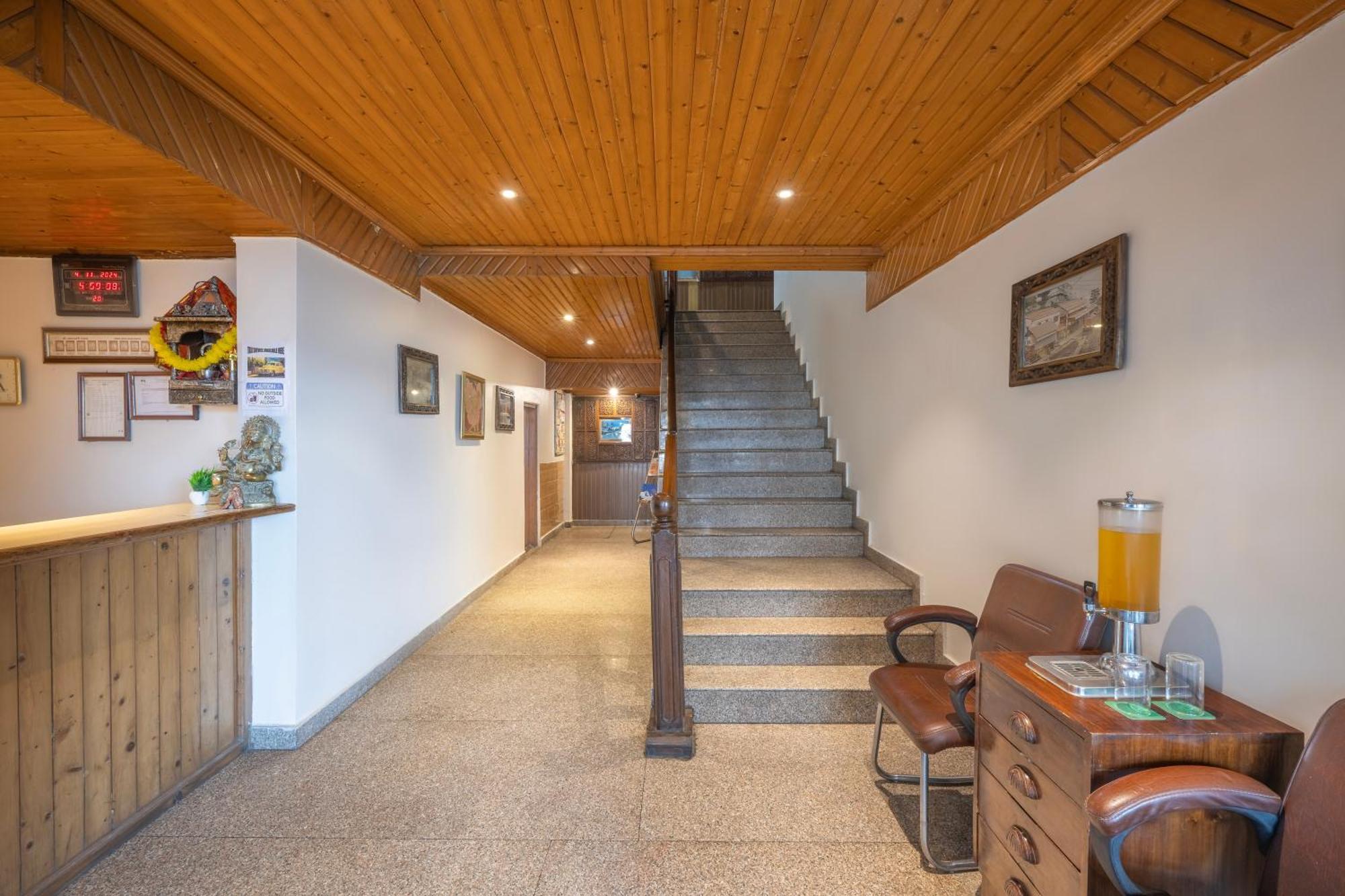 שימלה Wingait Inn - Hotel Near Mall Road מראה חיצוני תמונה