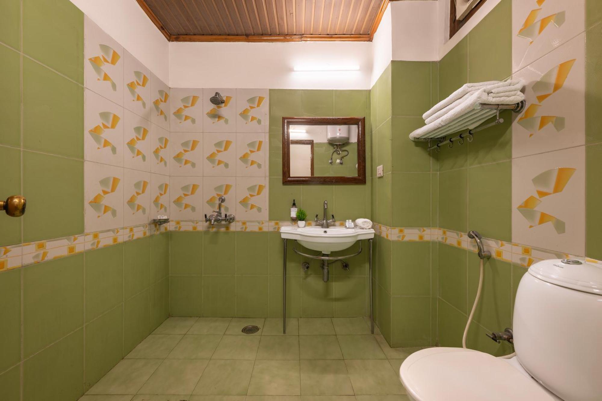 שימלה Wingait Inn - Hotel Near Mall Road מראה חיצוני תמונה